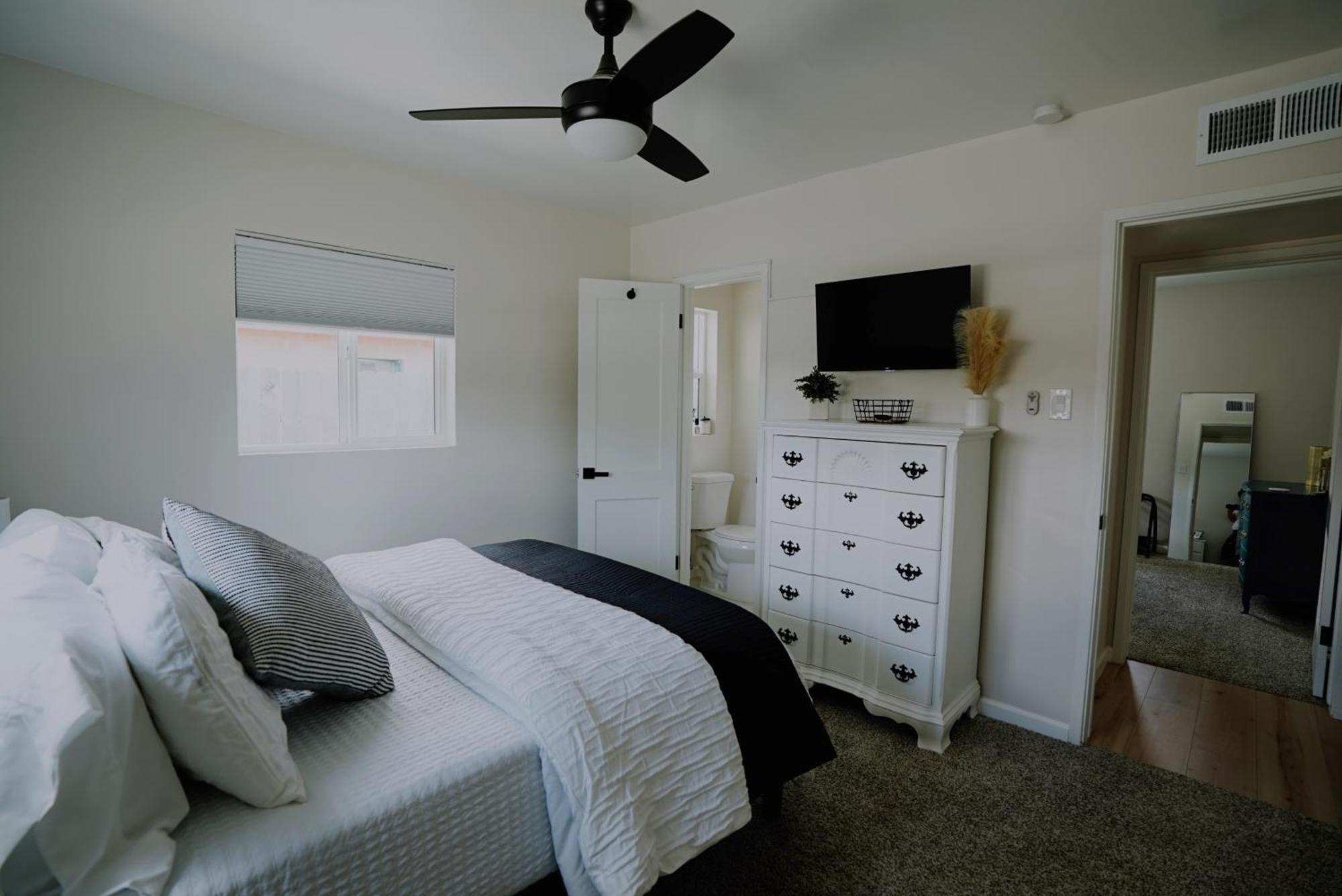 Centrally Located! Remodeled! Huge Backyard! The White House Albuquerque Exterior foto